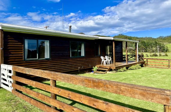 Whitestar Station Number 10 House - 3 bedroom farm stay accommodation near Pahi Coastal Walk and Hike and Bike shuttle, Colville.