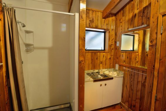 Farm Stay Cottage bathroom